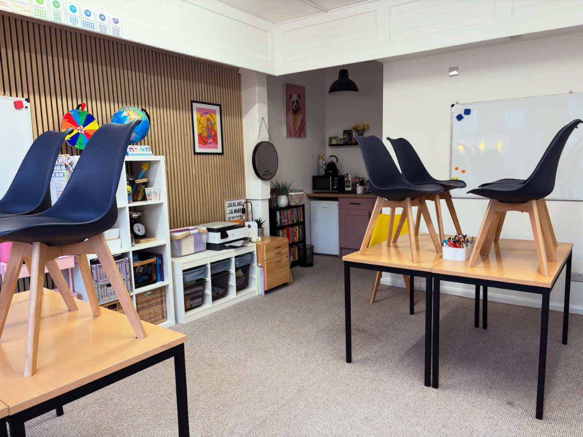 Classroom-with-desks-and-chairs